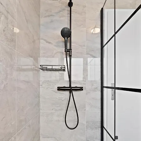 דירה Charming 1br Apt W/ Terrace & 5 Min Drive To City *