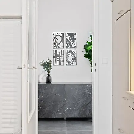 Charming 1br Apt W/ Terrace & 5 Min Drive To City