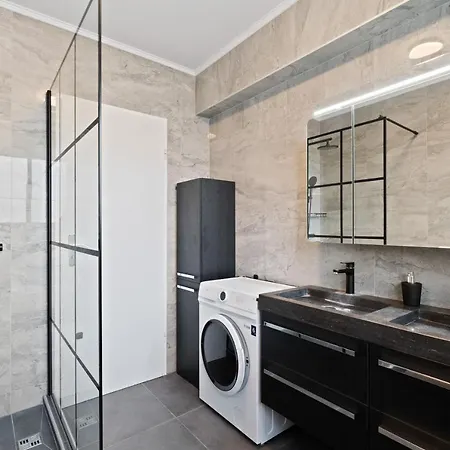 Charming 1br Apt W/ Terrace & 5 Min Drive To City לוקסמבורג