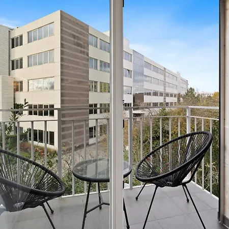 Charming 1br Apt W/ Terrace & 5 Min Drive To City *