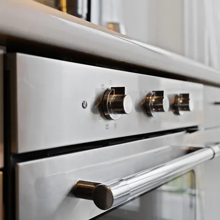 Charming 1br Apt W/ Terrace & 5 Min Drive To City דירה *