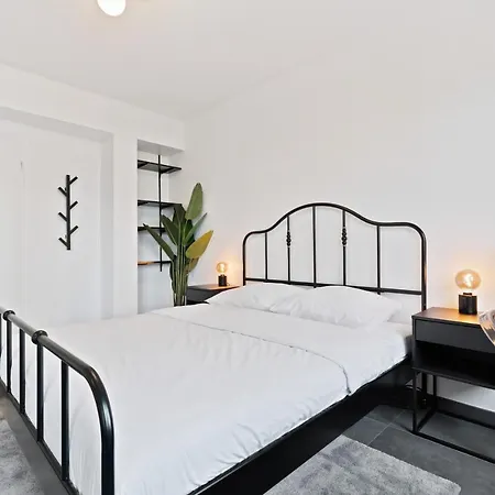 Charming 1br Apt W/ Terrace & 5 Min Drive To City *