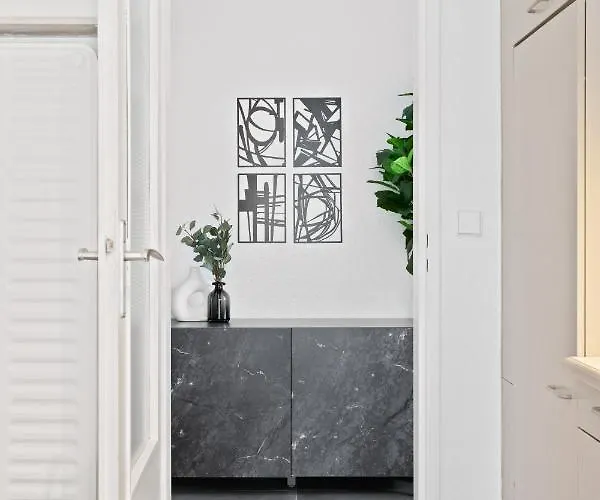 Charming 1br Apt W/ Terrace & 5 Min Drive To City