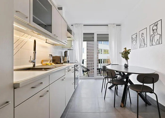 Charming 1br Apt W/ Terrace & 5 Min Drive To City *