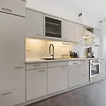 Charming 1br Apt W/ Terrace & 5 Min Drive To City Apartment *
