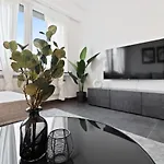 Apartment Charming 1br Apt W/ Terrace & 5 Min Drive To City *