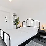 Charming 1br Apt W/ Terrace & 5 Min Drive To City *