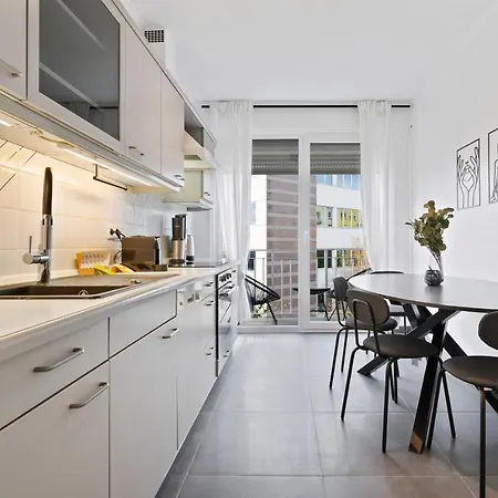 Charming 1br Apt W/ Terrace & 5 Min Drive To City *