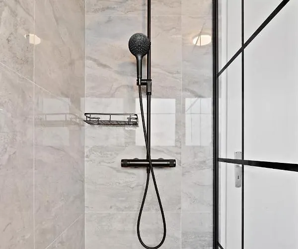 Apartman Charming 1br Apt W/ Terrace & 5 Min Drive To City *