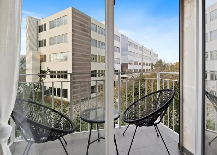 Charming 1br Apt W/ Terrace & 5 Min Drive To City *