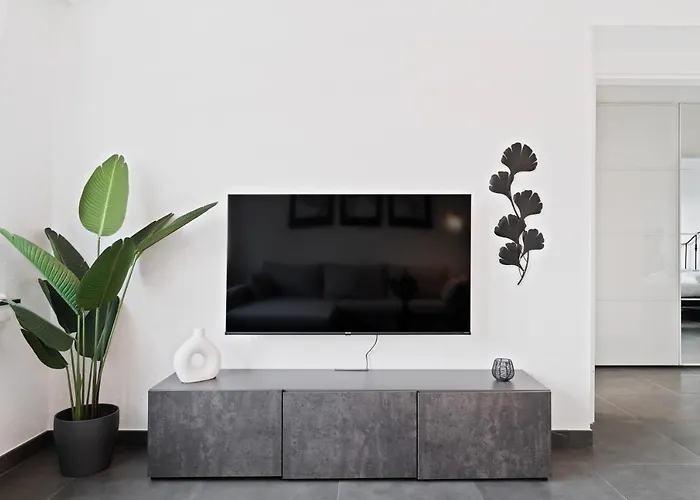 Apartament Charming 1br Apt W/ Terrace & 5 Min Drive To City