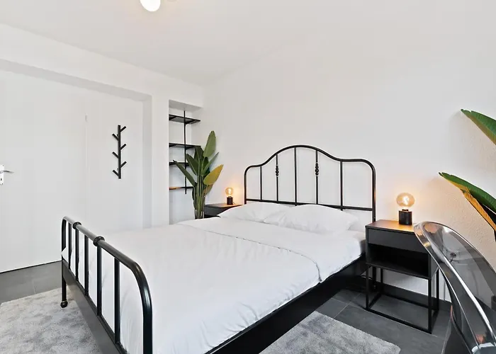 Charming 1br Apt W/ Terrace & 5 Min Drive To City *