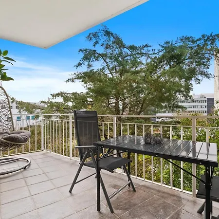 Charming 1br Apt W/ Terrace & 5 Min Drive To City *