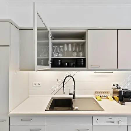 Charming 1br Apt W/ Terrace & 5 Min Drive To City 卢森堡