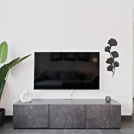 公寓 Charming 1br Apt W/ Terrace & 5 Min Drive To City