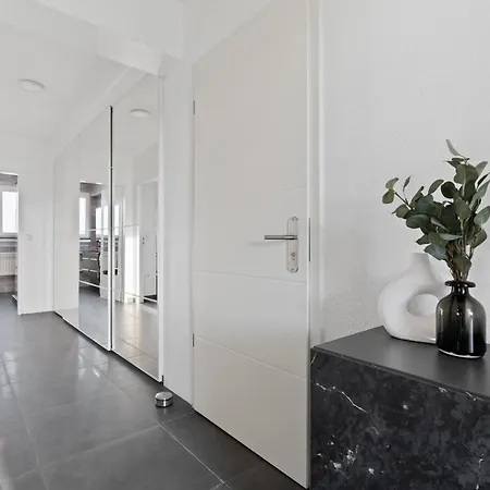 Charming 1br Apt W/ Terrace & 5 Min Drive To City 公寓